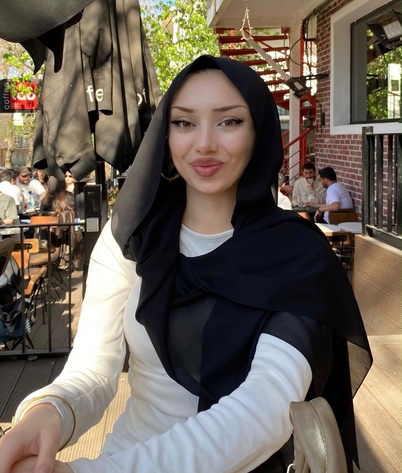 Derefakılı Kültürlü Partner Bayan Escort Hale